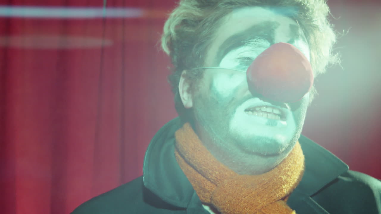 payaso dando una actuación en el escenario