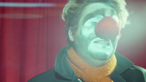 payaso dando una actuación en el escenario