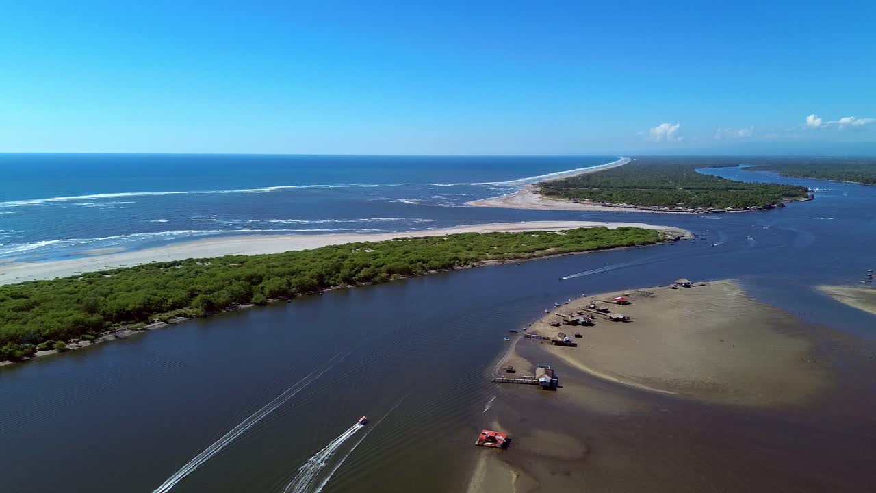 vista aérea panorámica de la desembocadura que conecta el estuario y el océano pacífico día soleado con barcos en el panorama