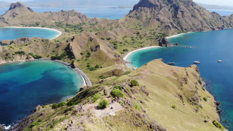 Drone-Se-Eleva-Por-Encima-De-La-Isla-Indonesia-Tropical-De-Padar,-Flores