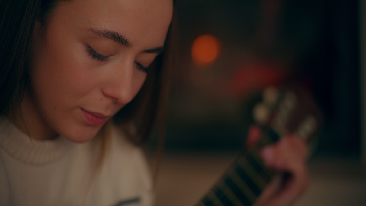 Donna che suona la chitarra, scrive e compone musica