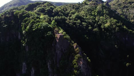 Antenne-Des-Touristen-Auf-Einer-Aussichtsplattform-Auf-Einer-Klippe,-Levada-Dos-Balcoes