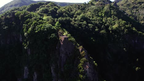 antena de turista en una plataforma mirador en la cima de un acantilado, levada dos balcoes