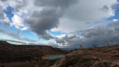 Nubes-Dramáticas-A-La-Deriva-Sobre-El-Cielo-Azul-Brillante-Timelapse