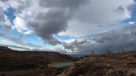 nubes dramáticas a la deriva sobre el cielo azul brillante timelapse