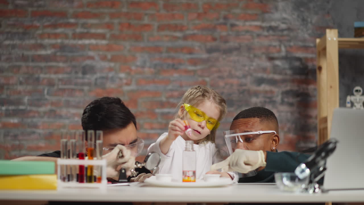 선생님 은 아시아인 동료 와 함께 작은 학생 에게 시험 을 설명 한다