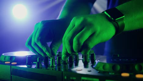 actuación de dj en un club nocturno