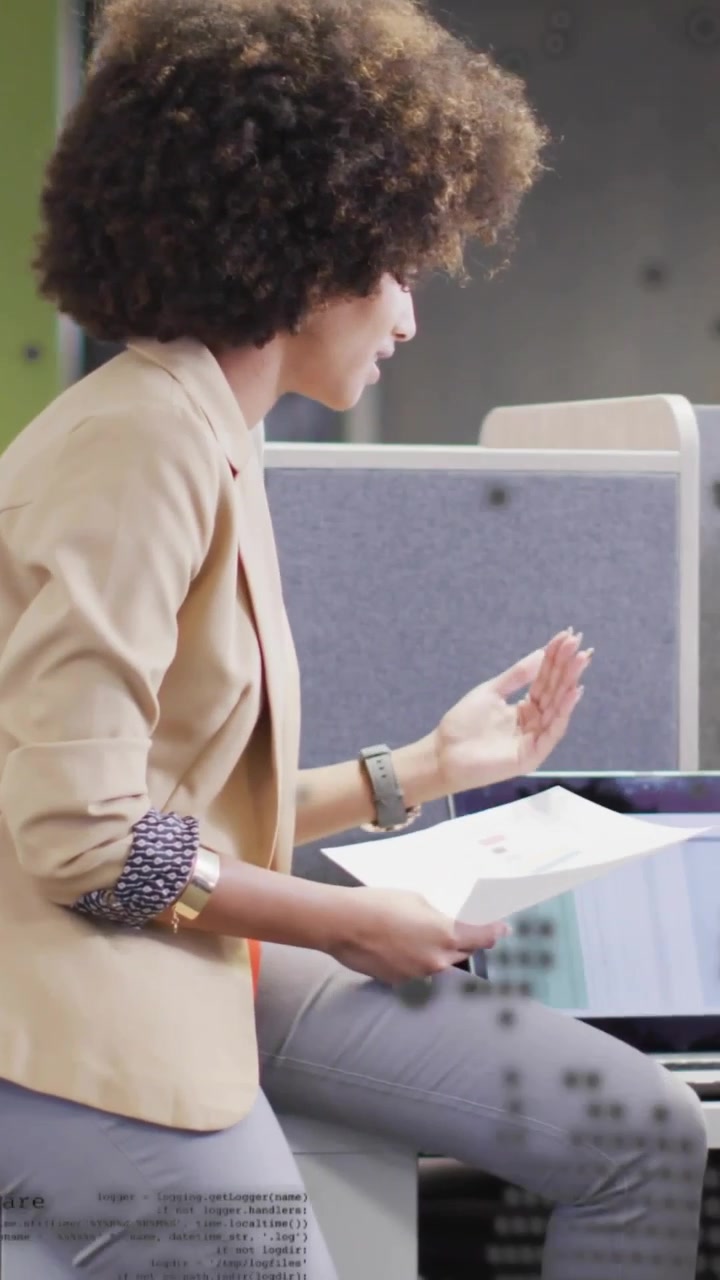 Vídeo vertical: Alerta sonoro, fazendo com que uma mulher se incline, alinhando papéis com o laptop para verificar dados