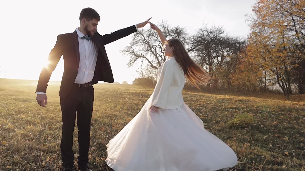 Nygifte danser. Kaukasisk brudgom med brud om morgenen. Brudepar.