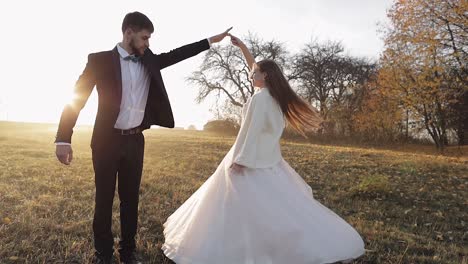 Recién-Casados-Bailando.-Novio-Caucásico-Con-Novia-Por-La-Mañana.-Pareja-De-Novios