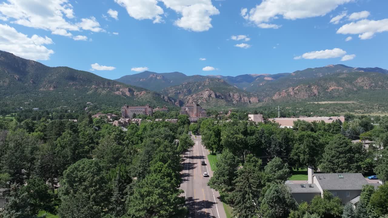 산으로 둘러싸인 아름답게 위치한 리조트