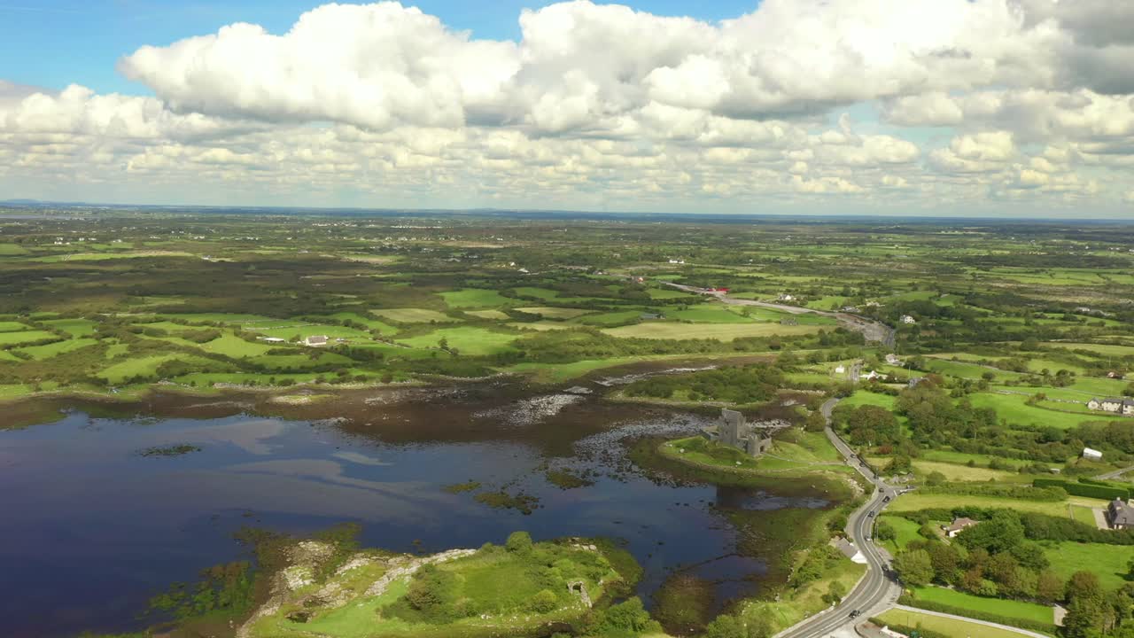 castillo de dunguaire, kinvara, galway, irlanda, agosto de 2020, un dron orbita el paisaje rural revelando una vista de la bahía de galway