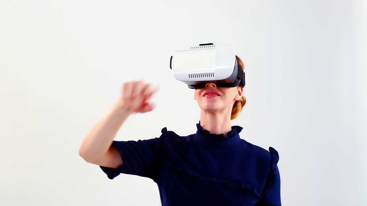 Donna che usa un visore per la realtà virtuale sulla sedia 4k