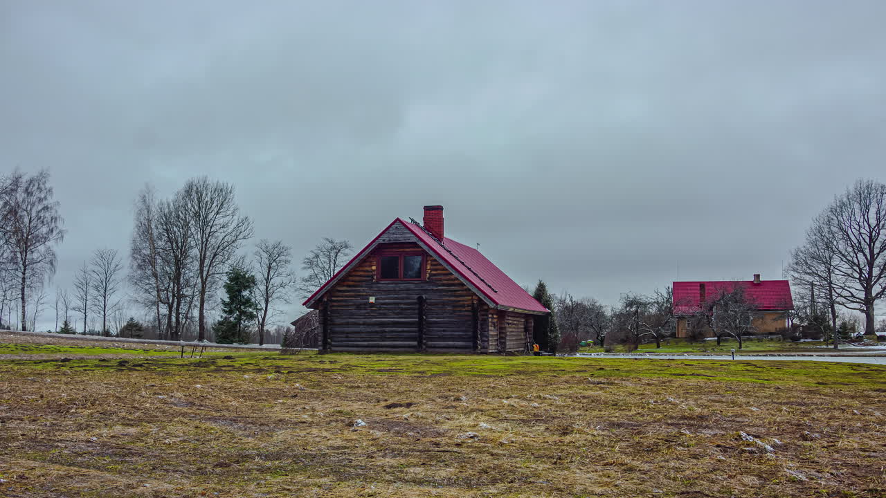 lapso de tiempo de un par de casas a las afueras de un campo en el país