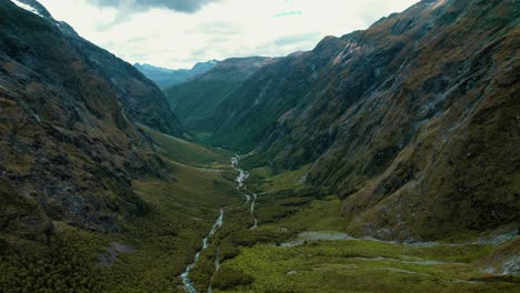 Nueva-Zelanda-Milford-Sound-Vista-Aérea-De-Drones-Del-Valle-De-La-Montaña-En-Forma-De-V-3