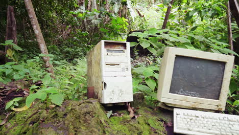 Reveal-Pan-of-an-abandoned-PC-in-the-middle-of-a-Costa-Rica-jungle