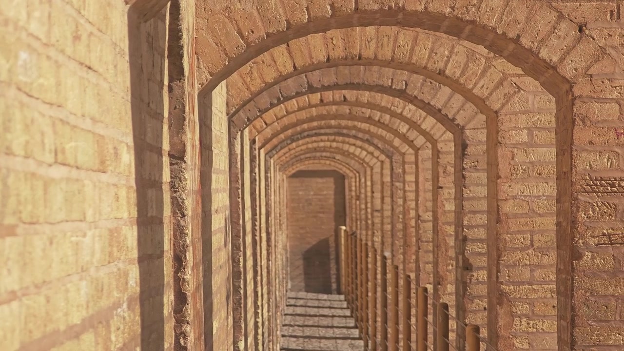 Vista prospettica di un antico corridoio ad arco in mattoni