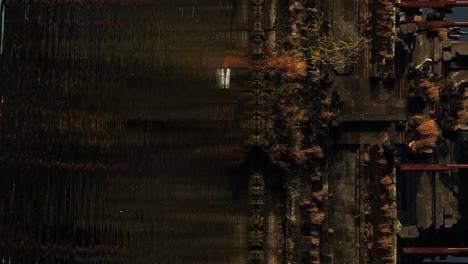 disparo vertical ascendente en cámara lenta del hermoso templo del agua en bali disparo panorámico de pura segara ulun danu batur templo en el lago volcánico batur en bali en indonesia durante el viaje de verano