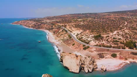 Vista-Aérea-Volando-Hacia-Y-Sobre-La-Roca-De-Afrodita-En-Paphos,-Chipre