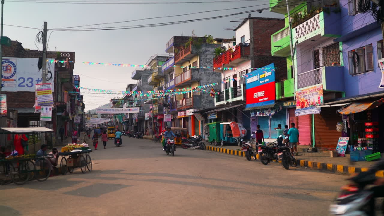 calles de la ciudad de nepal con bicicletas colorido tráfico intenso