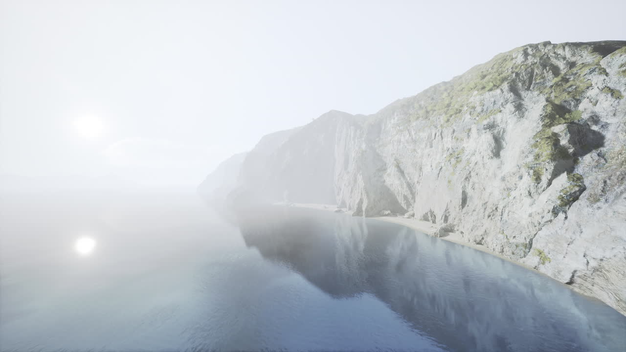 안개 와 조용 한 바다 와 함께 거친 해안선 의  멋진 풍경