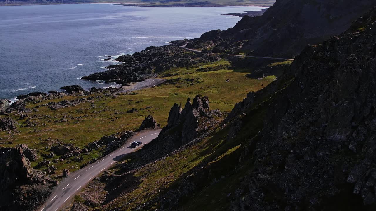 coche aéreo conduciendo en un paisaje rocoso finnmark noruega