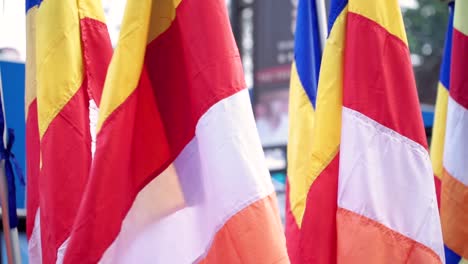 fotografía de cerca de la bandera budista en la celebración del desfile del día de vesak en indonesia