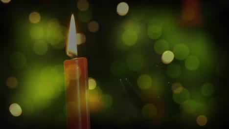 animación de una vela encendida con luces de hadas parpadeantes sobre un fondo verde