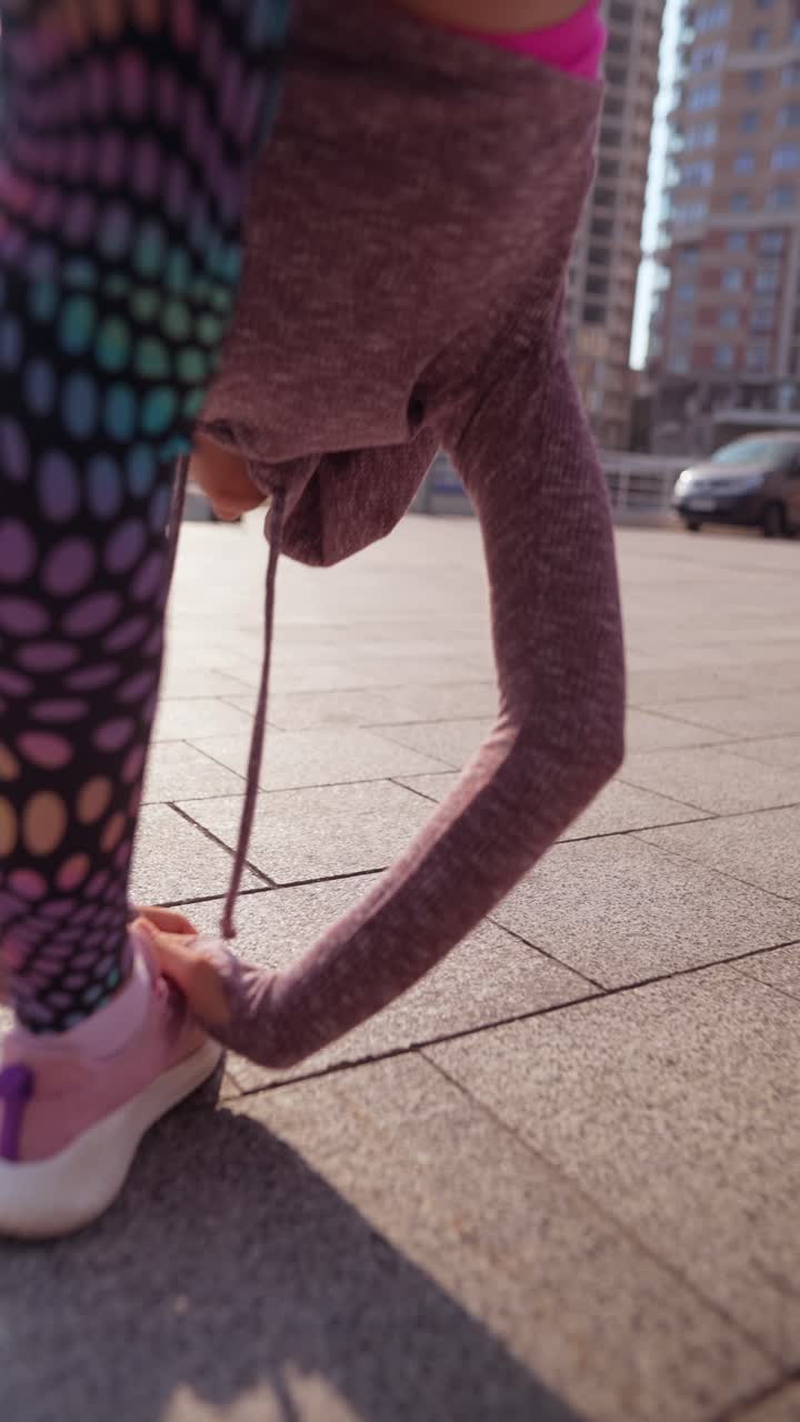 도시 에서 야외 에서 요가 를 하는 여자