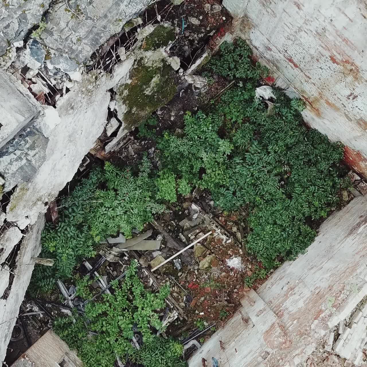 재난, 전쟁 또는 재난 후 버려진 오래된 부서진 산업 공장 또는 창고 건물의 폐허