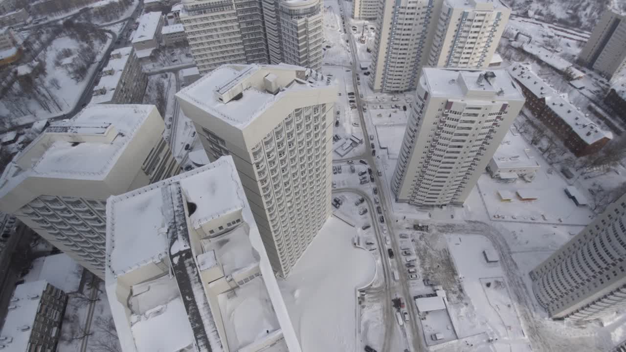 높은 건물 들 이 있는 눈 인 도시 풍경