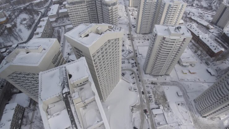 Paesaggio urbano innevato con grattacieli