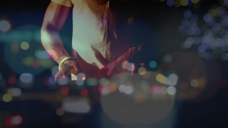 animación sobre el tráfico nocturno borroso sobre las manos de un hombre caucásico tocando el teclado en un concierto