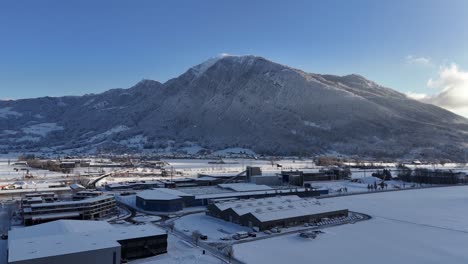 montaña cubierta de nieve cerca de la ciudad durante la temporada de invierno, dinámica aérea