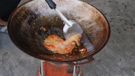 Essen-Zubereiten,-Zutat-Anbraten,-Im-Rustikalen-Wok-Rühren---Street-Food