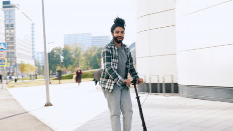 personas que conducen scooters eléctricos en entornos urbanos