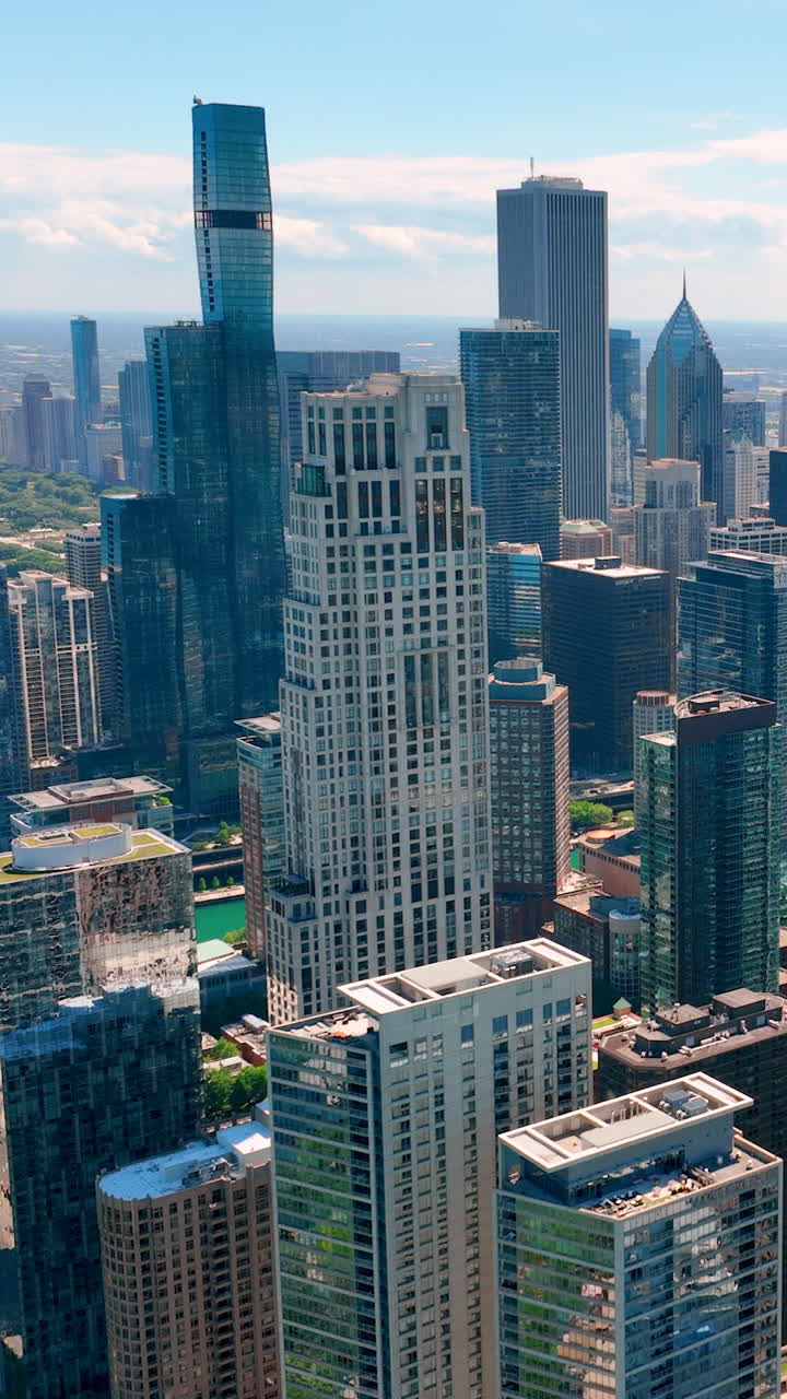 Vista aerea del profilo di Chicago con un drone. Grattacieli residenziali, hotel e uffici. Panorama urbano dei grattacieli del centro, Illinois. Video verticale