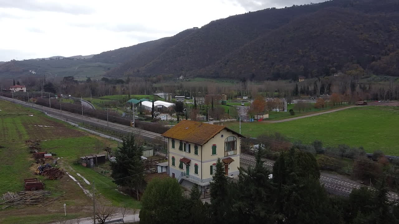 Casa residenziale Cantoniera, orbita aerea a destra sopra il vigneto Frescobaldi nella campagna del Chianti