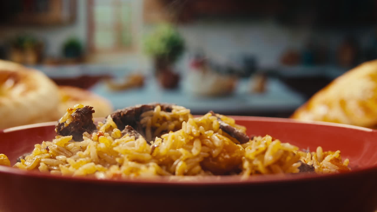 una mujer comiendo pilaf.