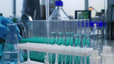 experimento de laboratorio con tubos de ensayo