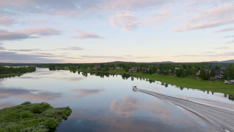 Lancha-Navegando-A-Través-De-Un-Lago-Tranquilo-Con-Reflejo-De-Espejo-En-Laponia,-En-El-Norte-De-Suecia