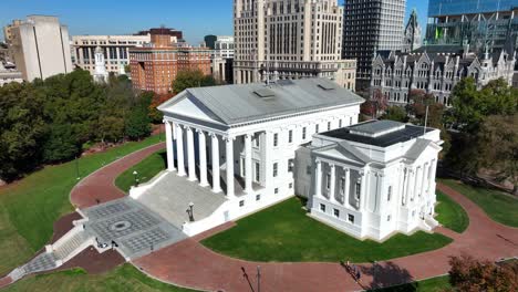 virginia state capitol building in downtown richmond, va