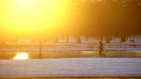 Läufer-Vor-Einem-Hintergrund-Aus-Warmem-Licht,-Zeitlupe