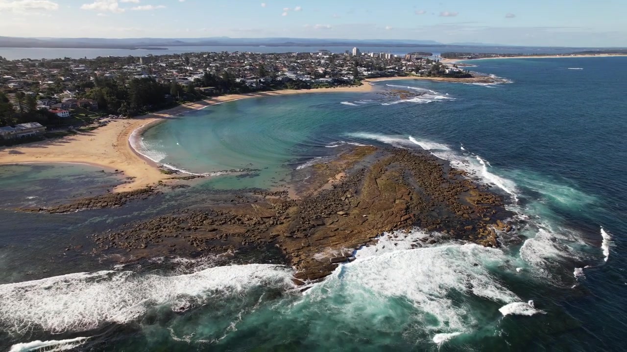 Ripresa con drone di Toowoon Point, Little Bay e della spiaggia di Toowoon Bay nel Nuovo Galles del Sud, Australia