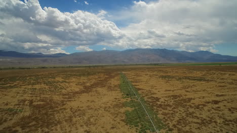 Una-Antena-Sobre-La-Región-Seca-Del-Valle-De-Owens-En-California-Con-Líneas-De-Riego-En-Primer-Plano