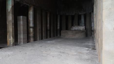 las cuevas de pitalkhora, en la cordillera de satmala de los ghats occidentales de maharashtra, india, son un antiguo sitio budista que consta de 14 monumentos de cuevas excavadas en roca que datan del siglo iii a.c.