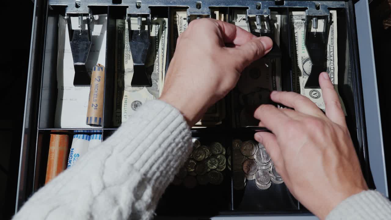 남자 현금관은 현금기에서 현금을 꺼내서 돈을 세고