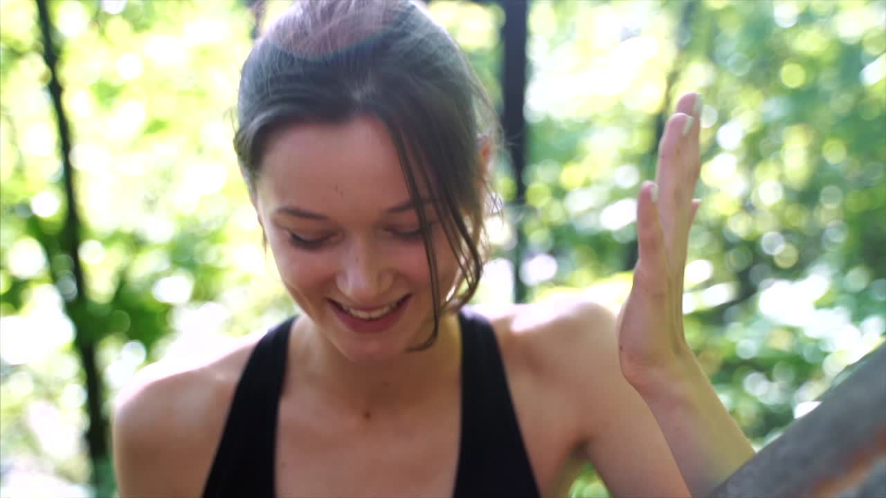 mujer joven al aire libre