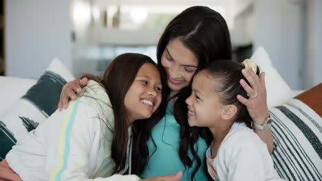 amor, abrazo y madre con niñas en un sofá