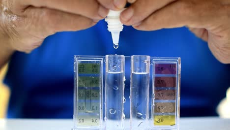 análisis del ph y cloro del agua de una piscina en verano.